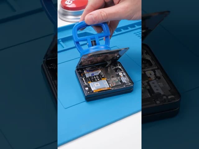 The Z Flip 7 Display Confuses Me... #Shorts