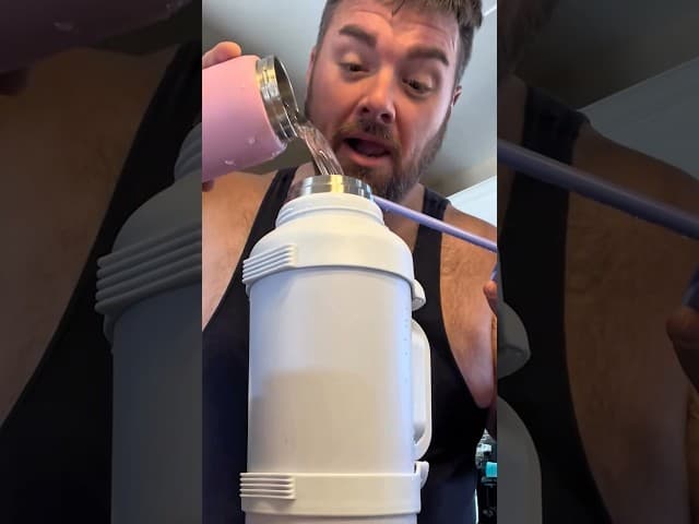 This father was shocked by her daughter’s choice of water bottle 💦😅