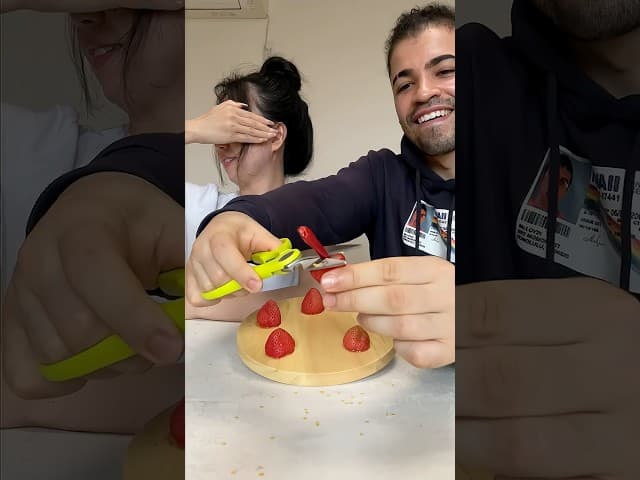 Coloquei uma surpresa no morango dela 😂